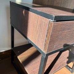 【値段交渉可】【IKEA】TRYSIL/トリスィル ベッドサイドテーブル ダークブラウン/ブラック45x40 cmの画像