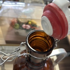 茶色のガラスボトルの画像