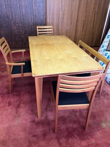 ダイニングテーブルと椅子セット