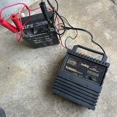 バイク　クルマのバッテリー充電電器の画像