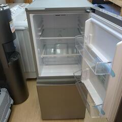 AQUA  2ドア冷凍冷蔵庫 126L  AQR-13M 2022年製 美品  動作確認済み【浜村鹿野温泉ICから3分 買取本舗、 宮本リサイクル 営業時間9～19時 定休日水曜のみ←連絡できませんm(_ _)m】の画像