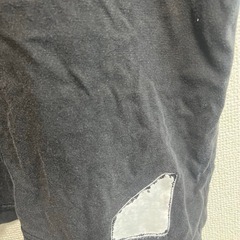 ブラックTシャツ ロゴ入り 使用感あり　蛍光の画像