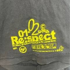 ブラックTシャツ ロゴ入り 使用感あり　蛍光の画像