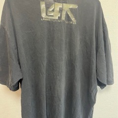 ブラックTシャツ ロゴ入り 使用感あり　蛍光の画像
