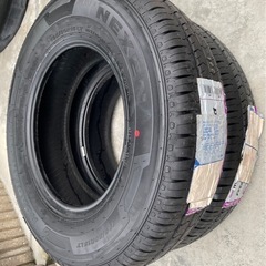 ⭐️新品・未使用⭐️シール付⭐️夏用タイヤ2本🟪195/80R15🟪NEXEN ROADIEN CT8🟪製造年2024年33週🟪屋根付き壁付き倉庫でシートをかけて厳重に保管🟪タイヤ値上がりの今、大変お買い得ですよ‼️ の画像