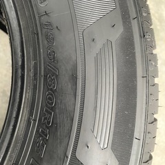 ⭐️新品・未使用⭐️シール付⭐️夏用タイヤ2本🟪195/80R15🟪NEXEN ROADIEN CT8🟪製造年2024年33週🟪屋根付き壁付き倉庫でシートをかけて厳重に保管🟪タイヤ値上がりの今、大変お買い得ですよ‼️ の画像