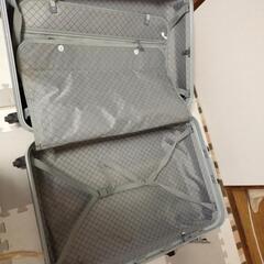 海外サイズのスーツケースの画像