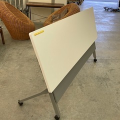 【OF-20】美品 okamura オカムラ フラップ式 会議テーブル スタッキングテーブル 折りたたみテーブル 横幅180cm 定価約8万 スタック　検)事務机　オフィス チェア　会議 椅子　ロッカー　ミーティングテーブル　応接ソファ 店舗 事務所 什器　書庫 本棚 ラック デスク スチール 美品多数 格安 【中古オフィス家具】の画像