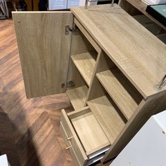 662 脚付き木製キャビネットの画像