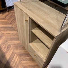 662 脚付き木製キャビネット