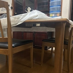 6人掛けテーブル椅子もありますの画像