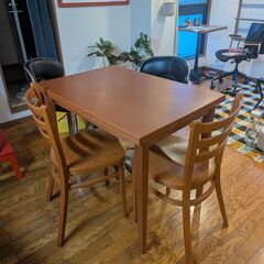 4人掛けの木製ダイニングテーブル