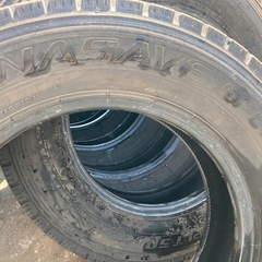 2024年製 ほぼ新品トラックタイヤ夏 205/70R17.5 115/113 6本 新品時のイボ残りあり 搬送車中型トラックの画像
