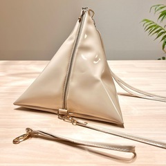 トライアングルエナメルバッグ（Lサイズ）※長財布も入りますの画像