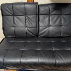 黒の背もたれが少し倒れるソファー！