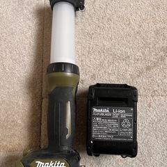 Makita製レッドライトと40Vのリチウムイオンバッテリーの画像