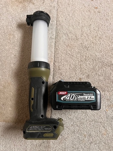 Makita製レッドライトと40Vのリチウムイオンバッテリー