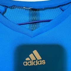 サッカートレーニングシャツjr用　adidas水色 の画像