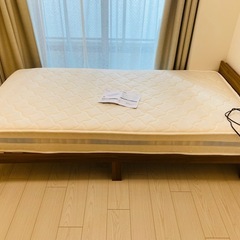 【シングルベッド／木製／コンセント付き】