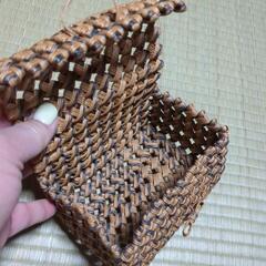 紙素材　編み小物入れの画像