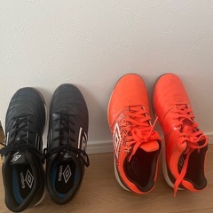 黒とオレンジのumbroサッカーシューズ