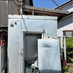 謝礼8000円大型冷蔵庫アルミ製ジャンク物置