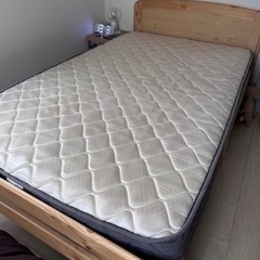 中古のセミダブルベッドになります、
