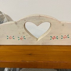 カントリー　木製ハート2段ディスプレイ棚の画像