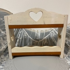 カントリー　木製ハート2段ディスプレイ棚の画像