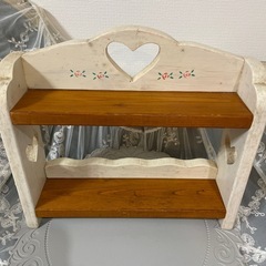 カントリー　木製ハート2段ディスプレイ棚の画像