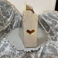 カントリー　木製ハート2段ディスプレイ棚の画像