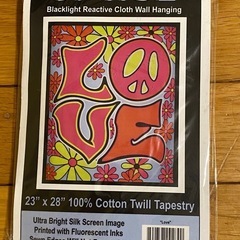 ブラックライトで光るLOVE アート布製ポスターの画像