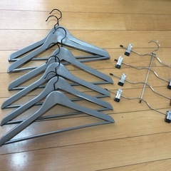 無料　木製ハンガー　パンツ・スカートハンガー