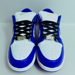 Supreme × Nike SB Dunk Low OG QS Gold Stars "White/Hyper Blue"の画像