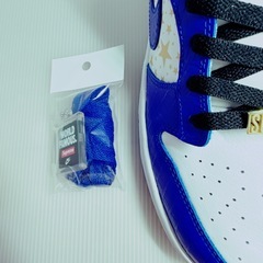 Supreme × Nike SB Dunk Low OG QS Gold Stars "White/Hyper Blue"の画像
