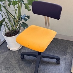可愛い色の椅子