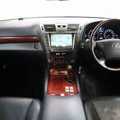 【自社ローン対象】レクサス　LS460〇セダン〇衝突被害軽減ブレーキ〇エアサス〇本革シート〇HDDナビ〇Bluetooth〇バックカメラ〇ETCの画像