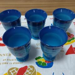 鮮やかなブルーのビアグラス5つ