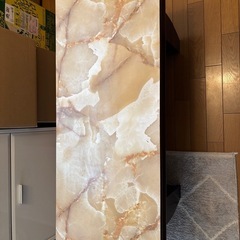 大理石調のテーブルの画像
