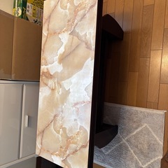 大理石調のテーブル