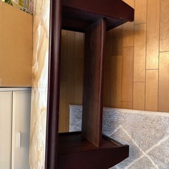 大理石調のテーブルの画像