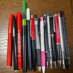 たくさんの使ってないボールペン/ペンの画像