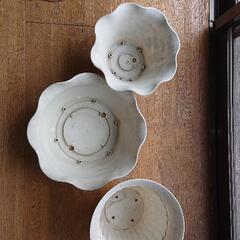 プラスチックの鉢  白
