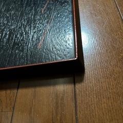 黒と赤の漆塗りのシンプルなおぼんの画像