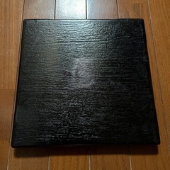黒と赤の漆塗りのシンプルなおぼんの画像