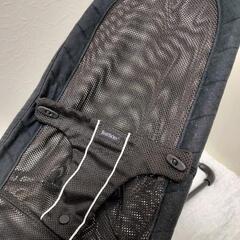 ベビービョルンのブラックメッシュバウンサーの画像