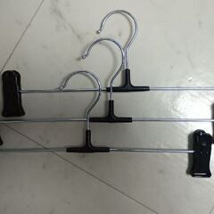 100円ショップ　ズボンハンガー
