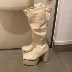 GYDA ホワイトブーツの画像