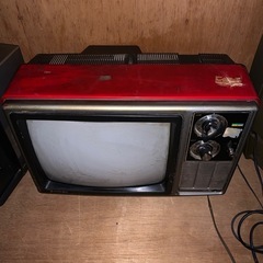 終了しました　
昭和時代のテレビと電話機の画像