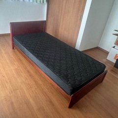 ベッド(木製、マットレス付き)